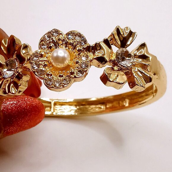 Monet Bracelet Stretchy Floral Gold-Tone Metal Rhinestones Faux Pearls Bangle 7" - Picture 4 of 13